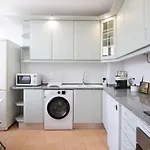 Modern 3-bedroom Retreat In Faro's Center 아파트