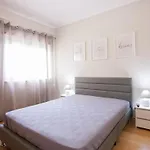 Modern 3-bedroom Retreat In Faro's Center 아파트 파로
