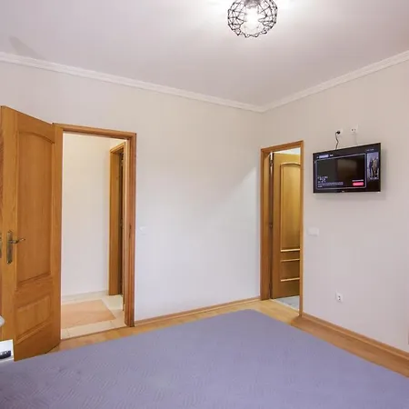 Modern 3- Bedroom Retreat In Faro'S City Center 아파트 *