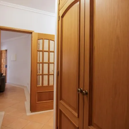 Modern 3- Bedroom Retreat In Faro'S City Center *
