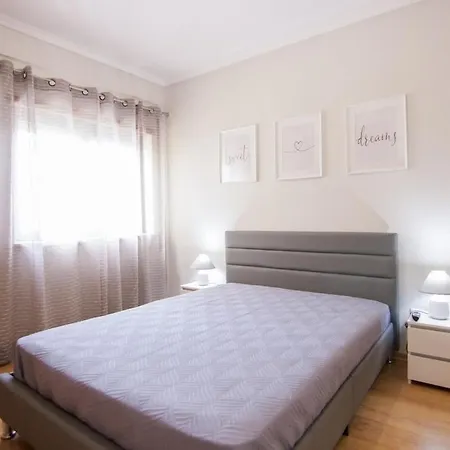 Modern 3- Bedroom Retreat In Faro'S City Center 아파트 파로