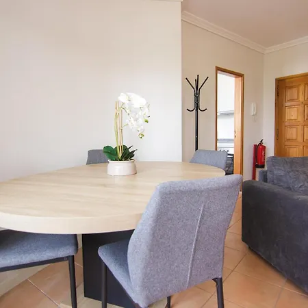 Modern 3- Bedroom Retreat In Faro's Center Appartement
