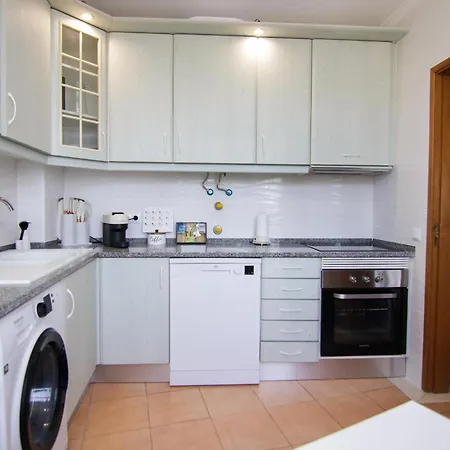 Modern 3- Bedroom Retreat In Faro's Center Appartement *