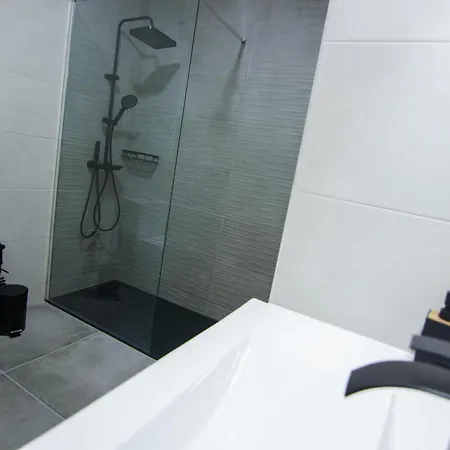 Modern 3- Bedroom Retreat In Faro's Center *