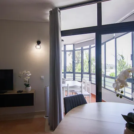 Modern 3- Bedroom Retreat In Faro's Center Appartement