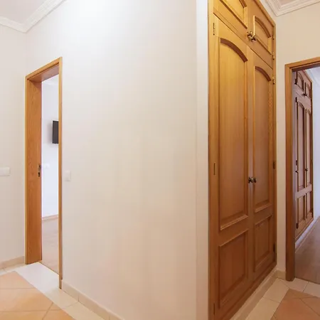 Modern 3- Bedroom Retreat In Faro's Center * District de Faro