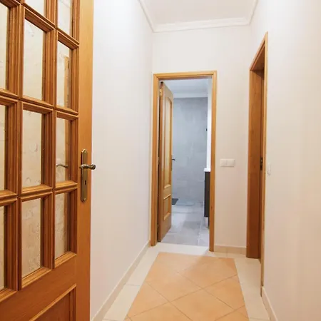 Modern 3- Bedroom Retreat In Faro's Center