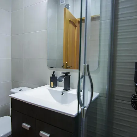 Modern 3- Bedroom Retreat In Faro's Center Appartement *