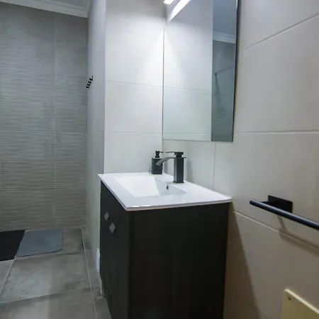 Modern 3- Bedroom Retreat In Faro's Center Appartement District de Faro