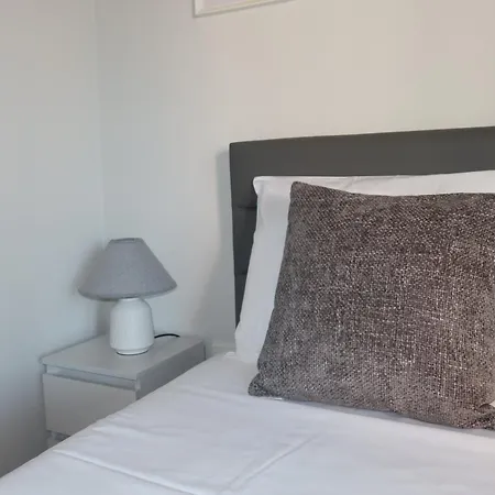 Modern 3- Bedroom Retreat In Faro's Center Appartement District de Faro