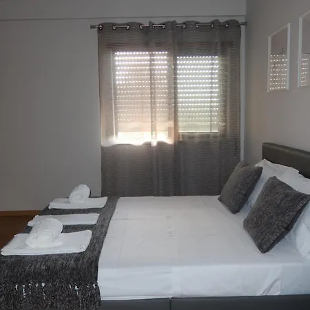 Modern 3- Bedroom Retreat In Faro's Center Appartement