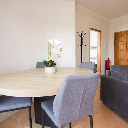 Modern 3-bedroom Retreat In Faro's Center Фару